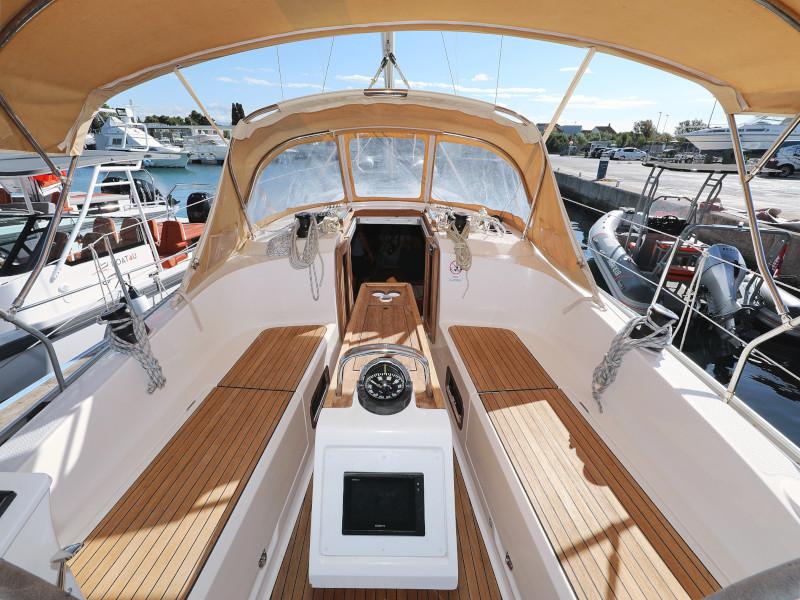 Book yachts online - sailboat - Bavaria Cruiser 37 - Lupe - rent