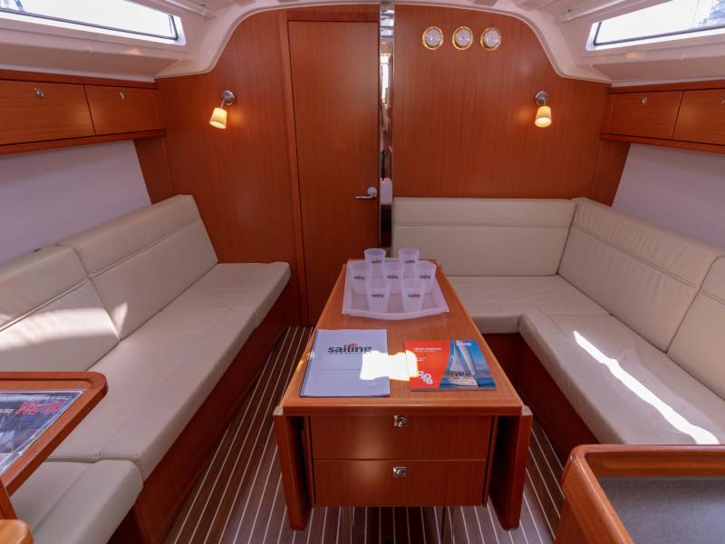 Book yachts online - sailboat - Bavaria Cruiser 37 - Sofia - rent