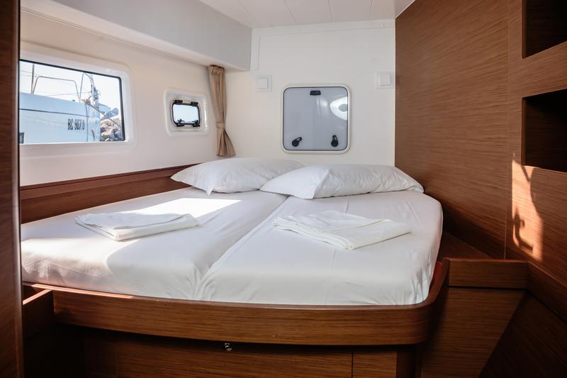 Book yachts online - catamaran - Lagoon 42 - Cucuncio - Comfort line - rent