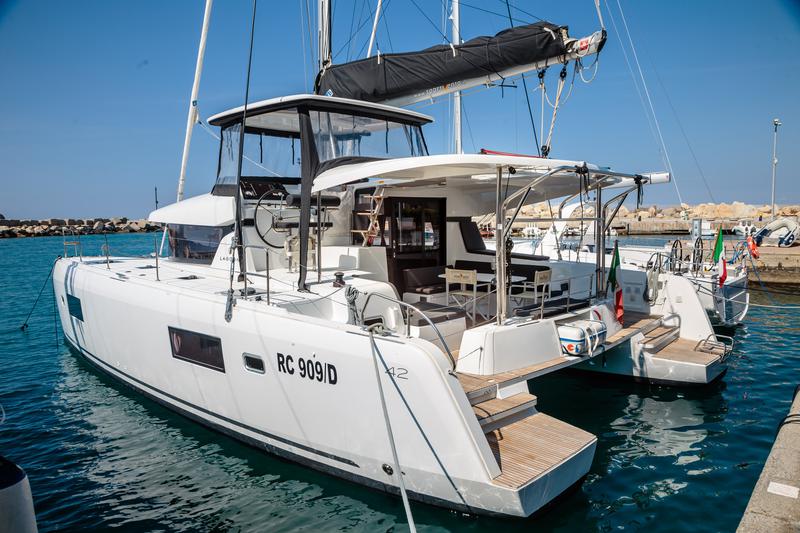 Book yachts online - catamaran - Lagoon 42 - Boreas - Comfort line - rent