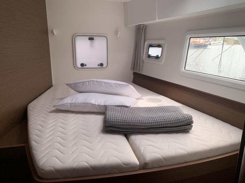 Book yachts online - catamaran - Lagoon 42 - Zoe - rent