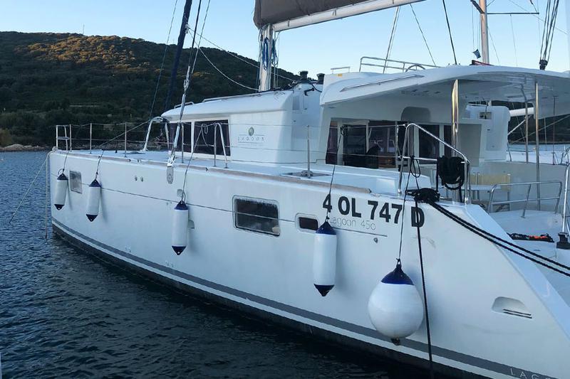 Book yachts online - catamaran - Lagoon 450  Fly (A/C-Generator-Watermaker-SolarPanel) - Corona Borealis - rent