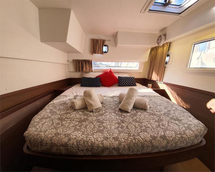 Book yachts online - catamaran - Lagoon 42 - Dream of Life - rent