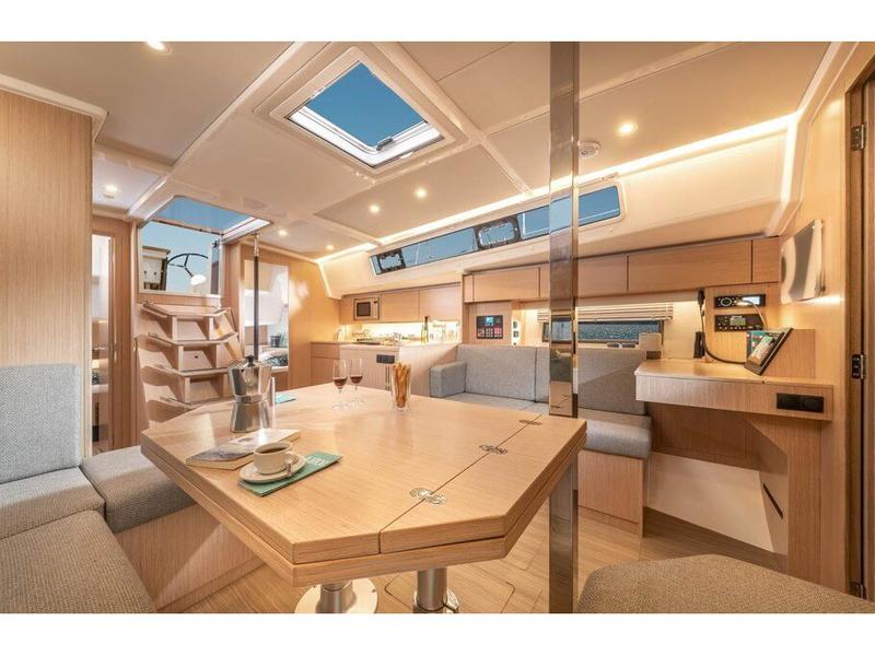 Book yachts online - sailboat - Bavaria C42 - Arian - rent