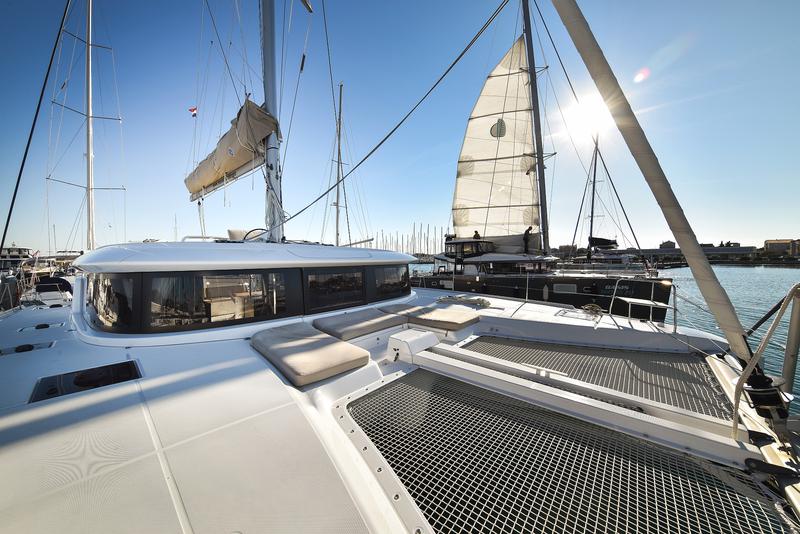 Book yachts online - catamaran - Lagoon 46 - MIDLIFE CRISIS - rent
