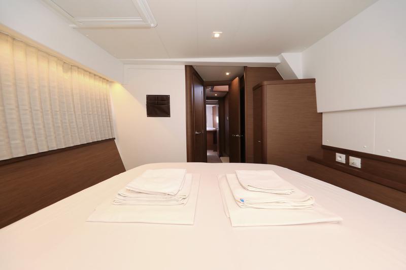 Book yachts online - catamaran - Lagoon 42 - ZEUS - rent