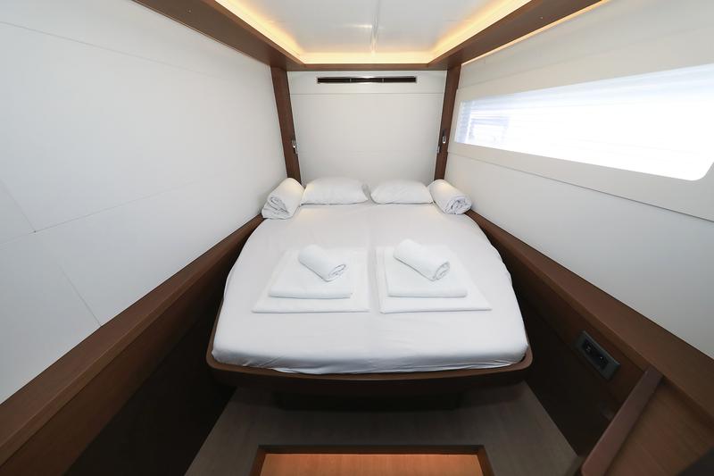 Book yachts online - catamaran - Lagoon 46 - MAJESTIC - rent