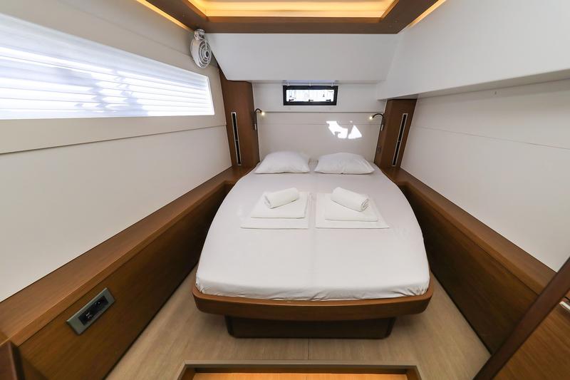 Book yachts online - catamaran - Lagoon 46 - MAJESTIC - rent