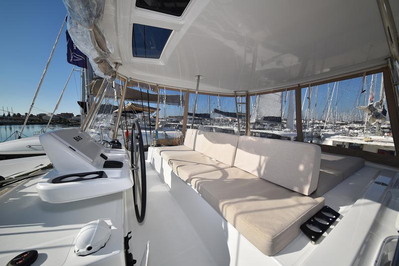 Book yachts online - catamaran - Lagoon 50 - SHADOW - rent