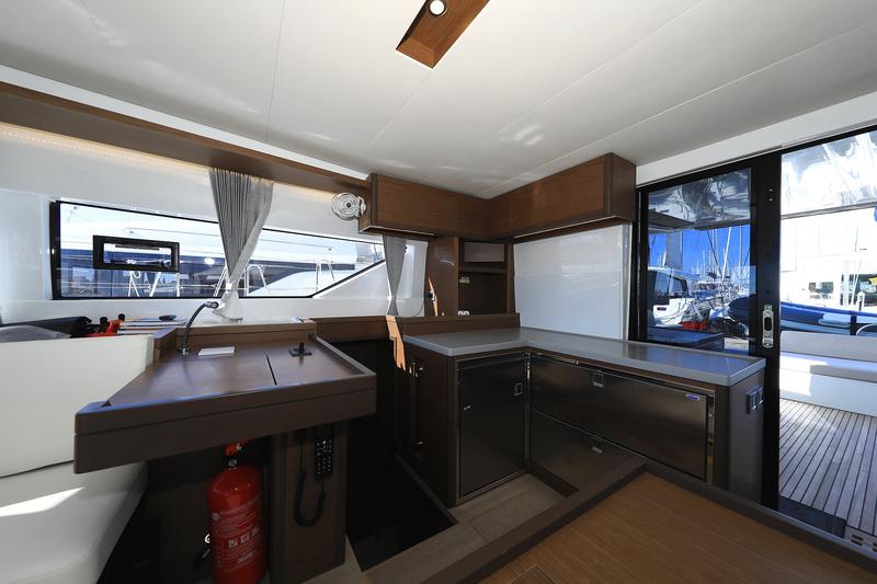 Book yachts online - catamaran - Lagoon 50 - SHADOW - rent