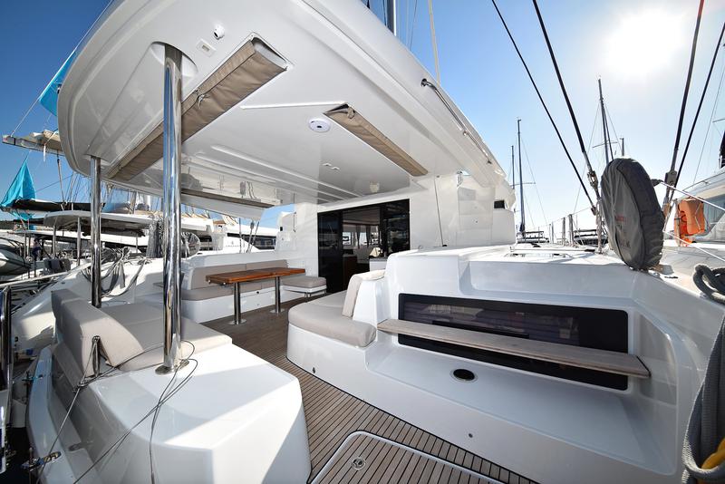 Book yachts online - catamaran - Lagoon 50 - SHADOW - rent