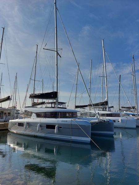 Book yachts online - catamaran - Lagoon 42 - MADRE PERLA - rent