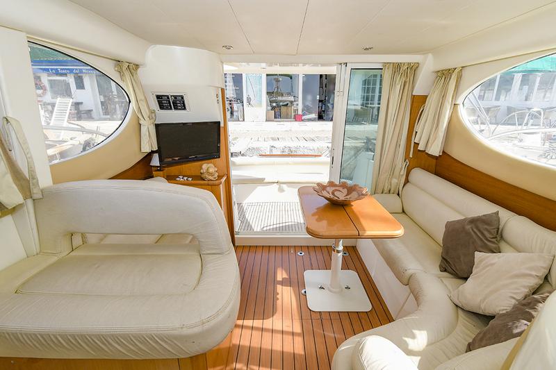 Book yachts online - motorboat - Prestige 32 - Kazan I - rent