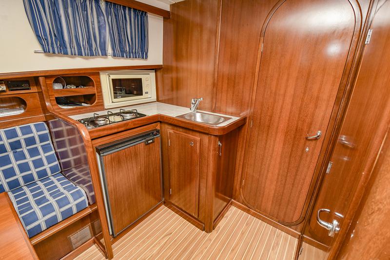 Book yachts online - motorboat - Menorquina Yacht 100 - Mar de Coral - rent