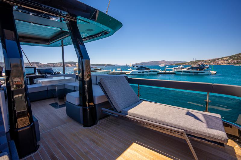 Book yachts online - motorboat - Explorer 62 - Niko - rent