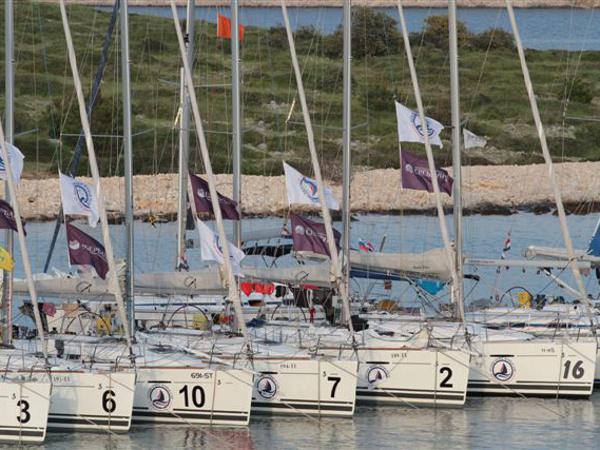 Book yachts online - sailboat - First 35 - Scorpio - rent
