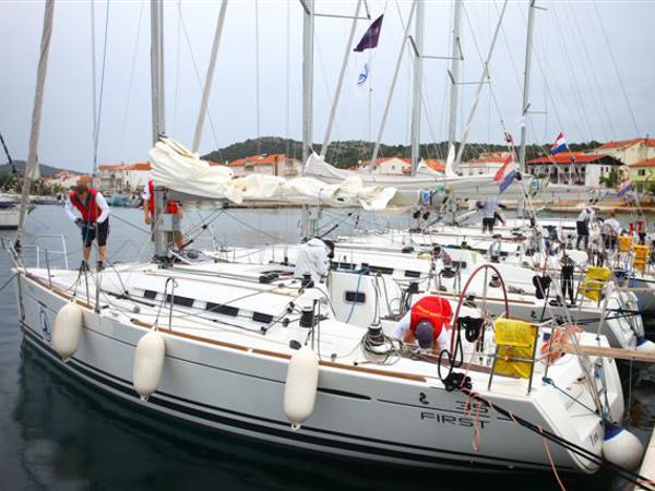 Book yachts online - sailboat - First 35 - Aquarius - rent