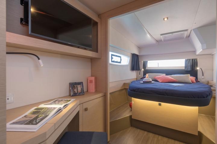 Book yachts online - catamaran - Astréa 42 - OCEAN RUNNER - rent