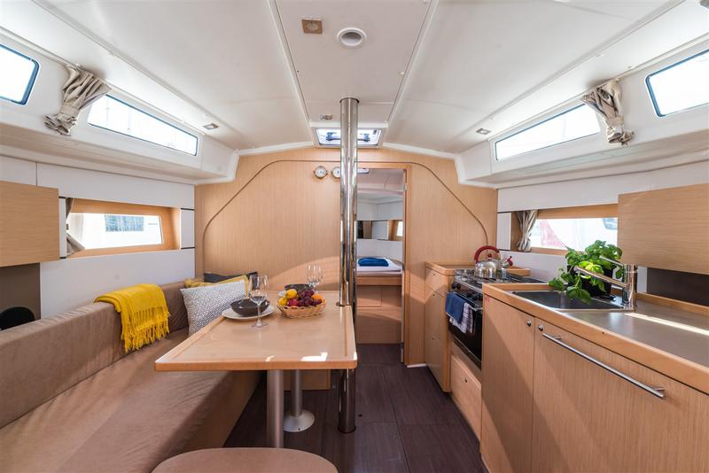 Book yachts online - sailboat - Oceanis 38 - RUSALKA - rent