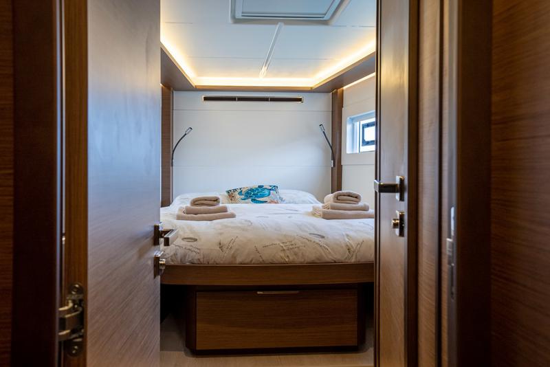 Book yachts online - catamaran - Lagoon 46 - SOFIA - rent