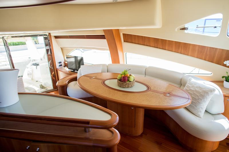 Book yachts online - motorboat - Aicon 56 S Fly - Senza Parole - rent