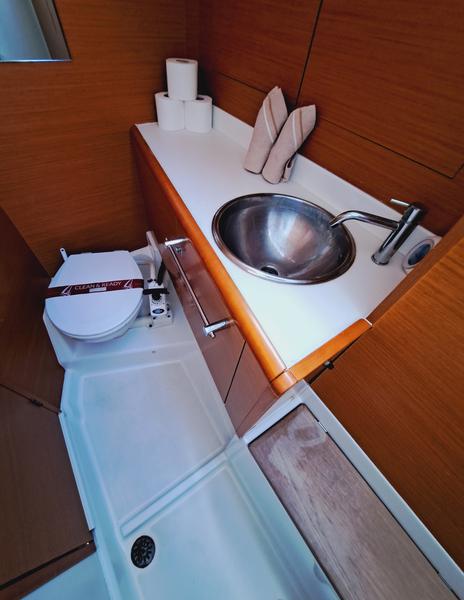 Book yachts online - sailboat - JEANNEAU SO 449 - MIENTRAS TANTO - rent