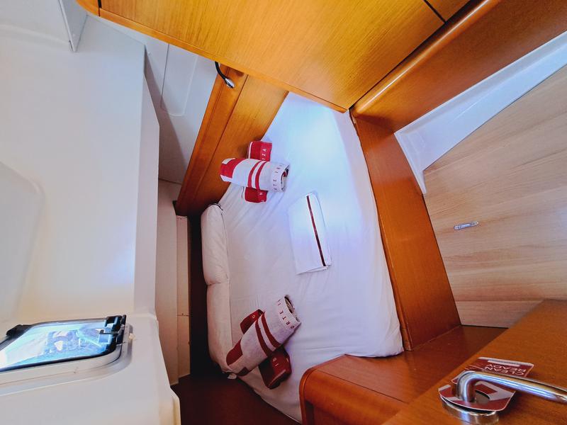 Book yachts online - sailboat - JEANNEAU SO 449 - MIENTRAS TANTO - rent