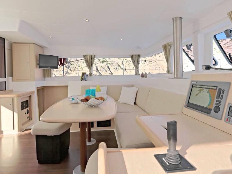 Book yachts online - catamaran - Lagoon 400 S2 - NORA II - rent