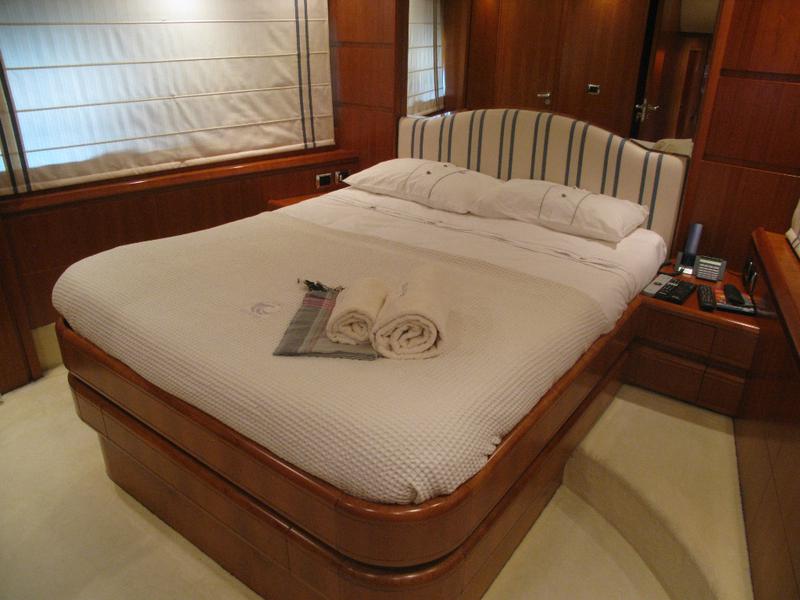 Book yachts online - motorboat - Astondoa 82 - Seafree - rent