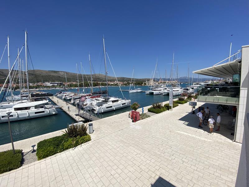 Book yachts online - motorboat - Grandezza 34 OC - BASILEIA - rent
