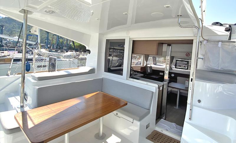 Book yachts online - catamaran - Lagoon 40 - Falcon - rent