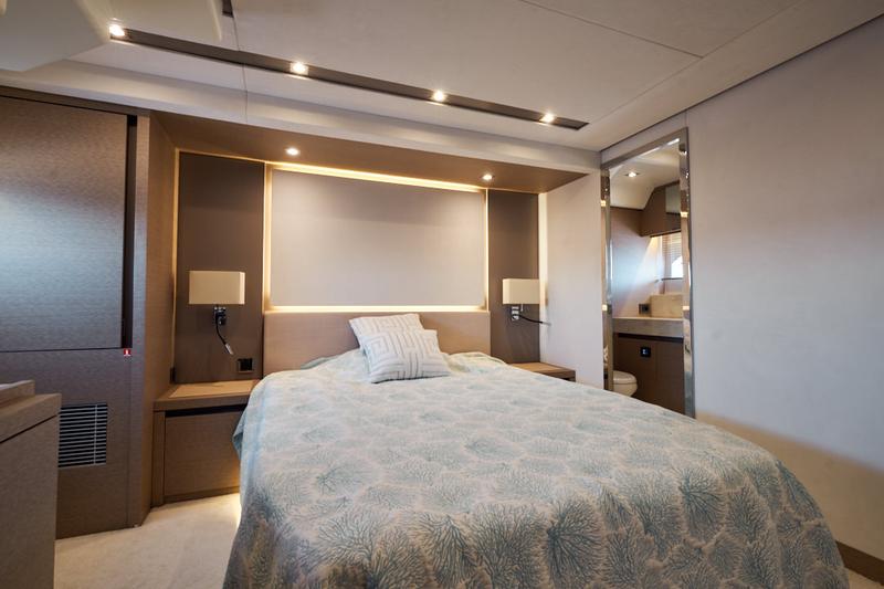 Book yachts online - motorboat - Prestige 680 S - Smeralda Blu - rent