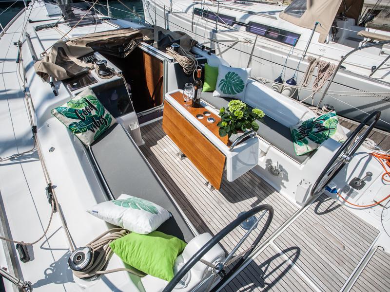 Book yachts online - sailboat - Dufour 350 Grand Large - IDA 2017 - rent