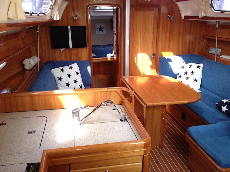 Book yachts online - sailboat - Bavaria 38 Cruiser - White Lady - rent