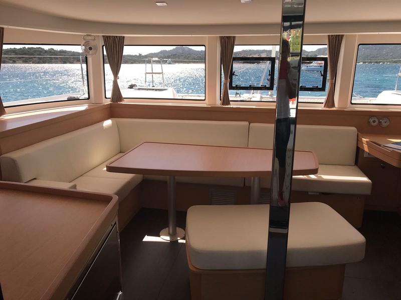 Book yachts online - catamaran - Lagoon 42 - Amlad - rent