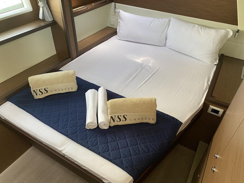 Book yachts online - catamaran - Lagoon 52F (5 cab) - Naka (SXM) - rent