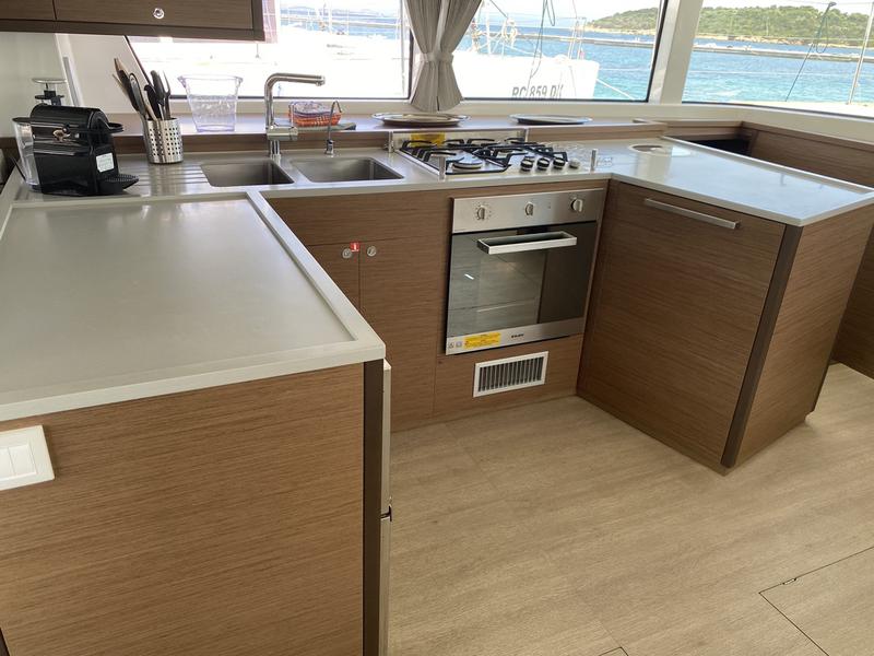 Book yachts online - catamaran - Lagoon 52F (5 cab) - Naka (MAR) - rent