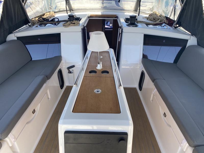 Book yachts online - sailboat - Dufour 430 Grand Large - Pavo - rent