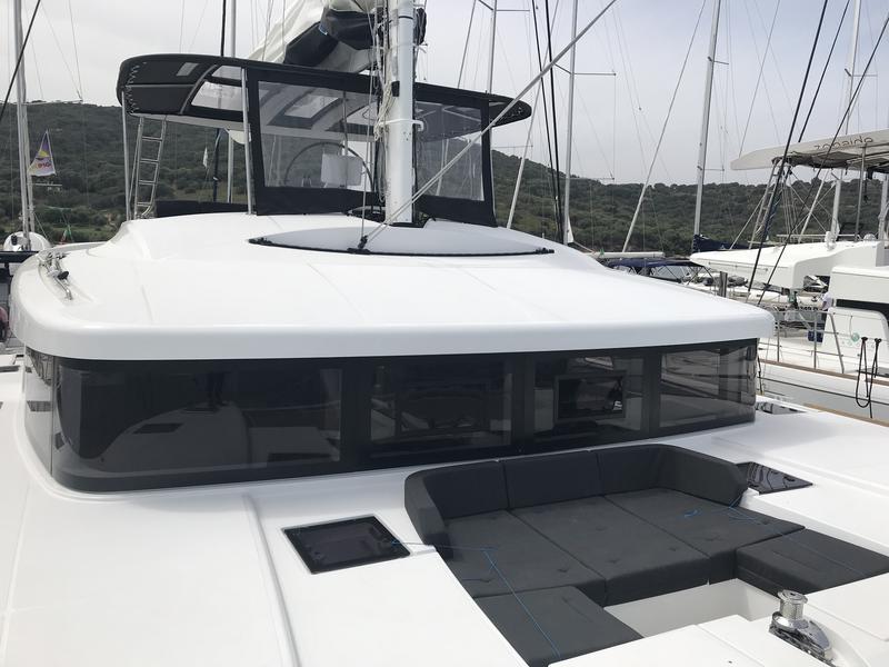 Book yachts online - catamaran - Lagoon 52F - 6 cab - Dugongo II (MAR) (6 cab + 1 crew) (A/C, WM, Generator, Inverter, Tender Lift) - rent