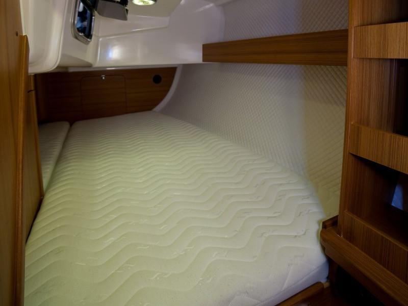 Book yachts online - sailboat - Maxus 33.1 RS Prestige - FROZEN WATER - rent