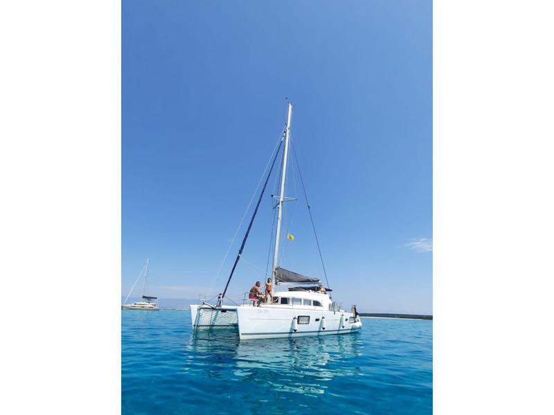 Book yachts online - catamaran - Lagoon 380 S2 (4+2 cab) - RELAX - rent