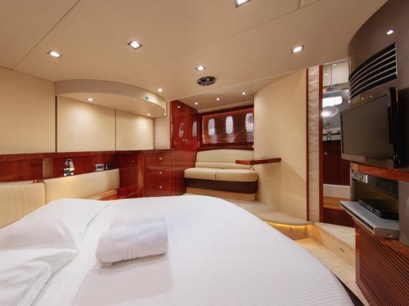 Book yachts online - motorboat - Fairline Targa 62 - Duje I - rent