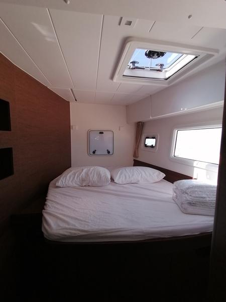 Book yachts online - catamaran - Lagoon 42 - Senza SE (A/C and Generator) - rent