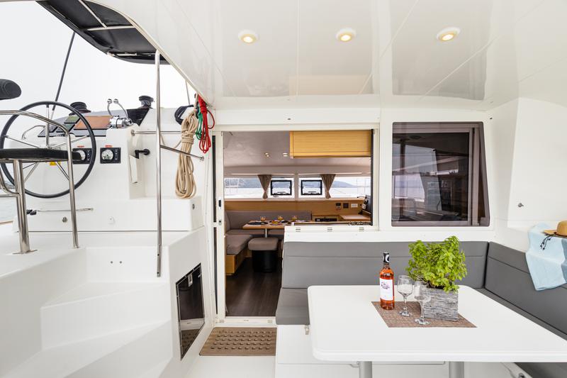 Book yachts online - catamaran - Lagoon 400 S2 - Seaker | Solar Panel, Inv 2000W - rent