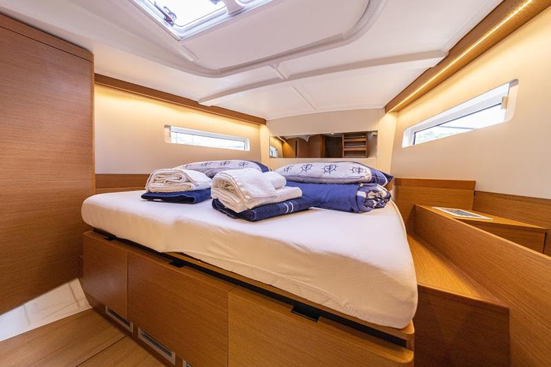 Book yachts online - catamaran - Dufour 48 Catamaran - VAR - rent
