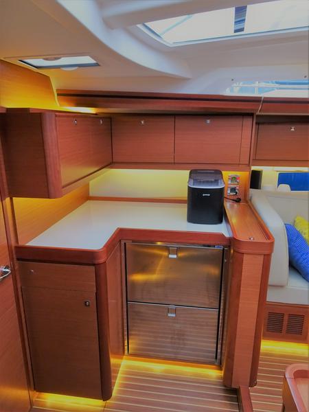 Book yachts online - sailboat - Dufour 520 GL - EURUS - rent