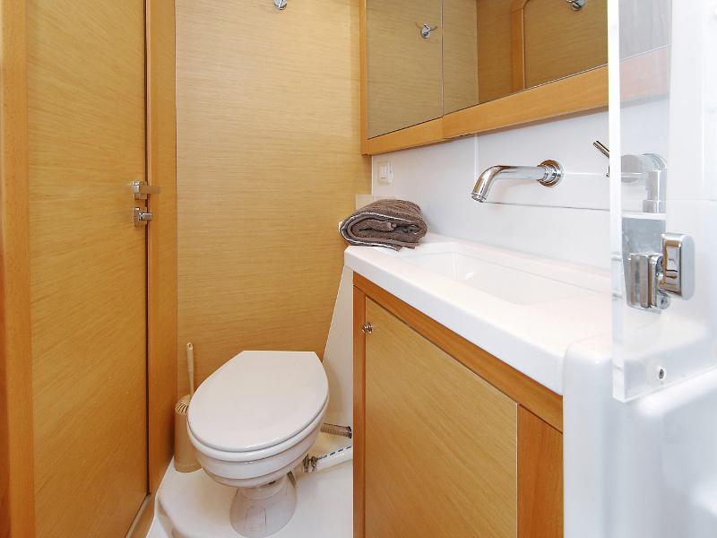 Book yachts online - catamaran - Lagoon 450  Flybridge - Mantra (Generator + watermaker) - rent