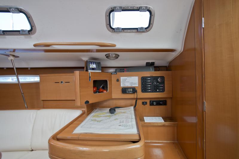 Book yachts online - sailboat - First 31.7 - Ruta - rent
