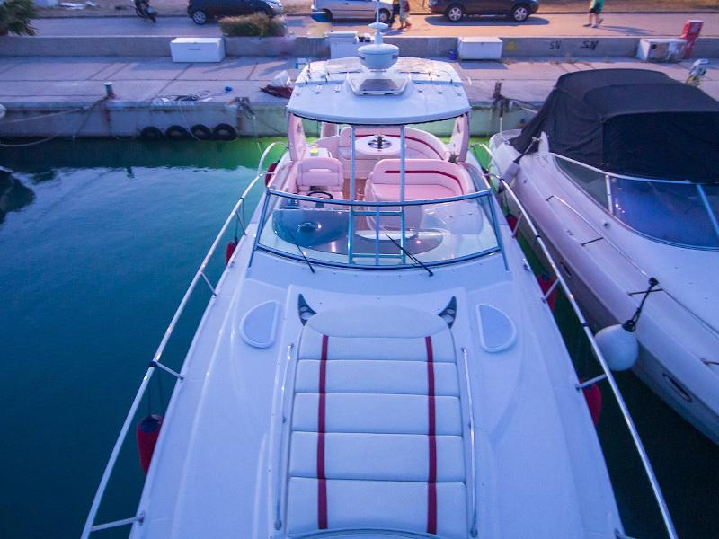 Book yachts online - motorboat - Monterey 375 SY - Red Dragon - rent