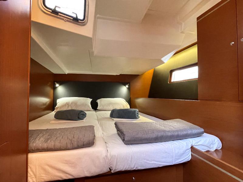 Book yachts online - sailboat - Oceanis 51.1 - Black Swan (A/C - Generator - 12 pax) - rent